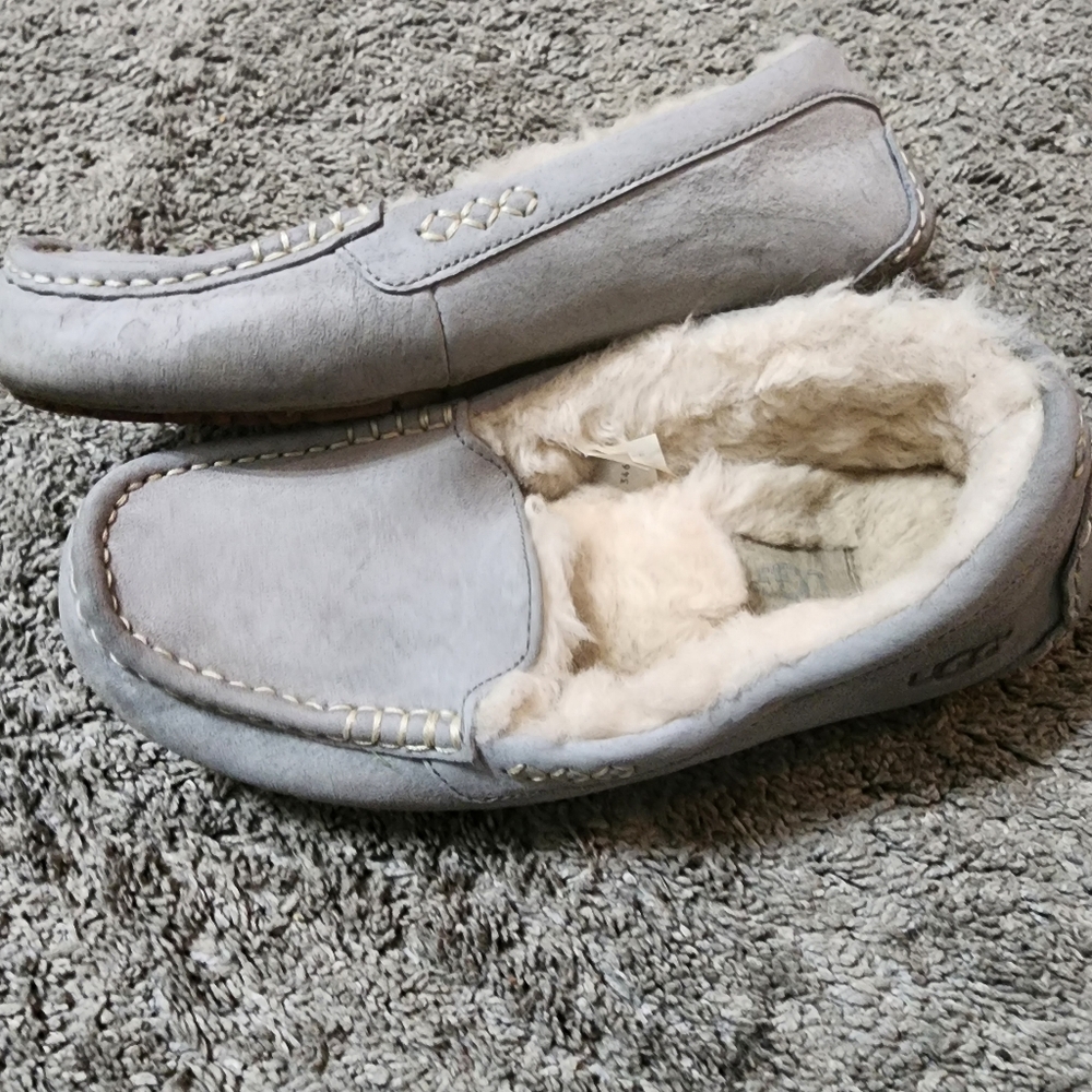 The Ansley slipper from UGG® offers the ultimate in luxury and comfort. - Picture 3 of 6